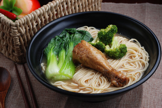 卤香鸡腿面
