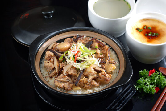 香菇鸡肉煲仔饭