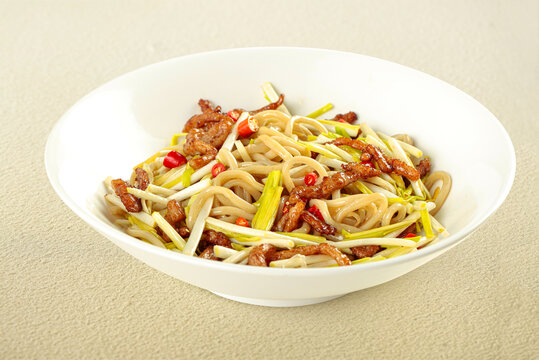 蒜黄肉丝拌面