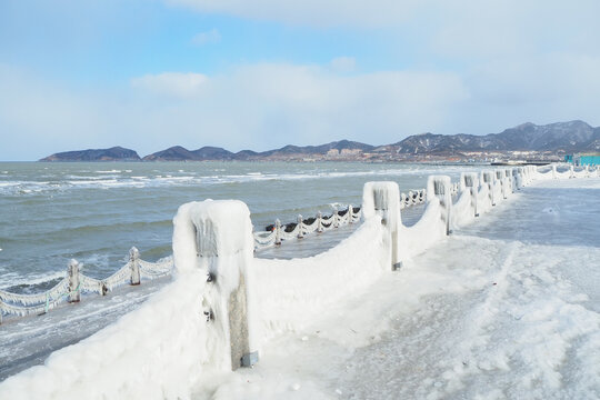 雪后海边冰挂