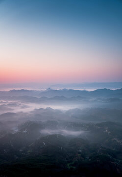 黎明的山峦乡村