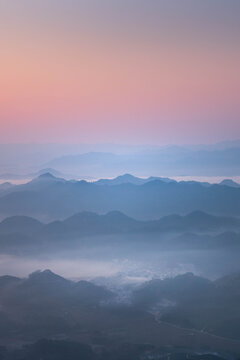 黎明的山峦乡村