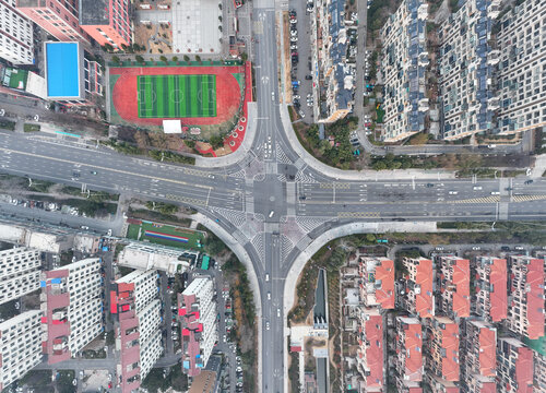 俯拍十字路口斑马线