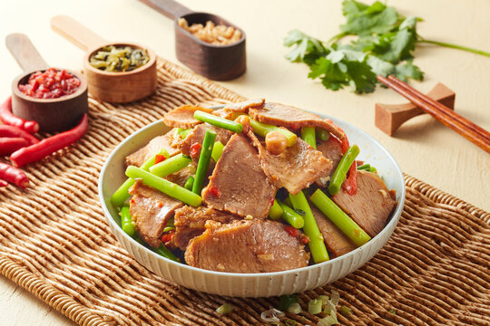蒜苔炒牛肉