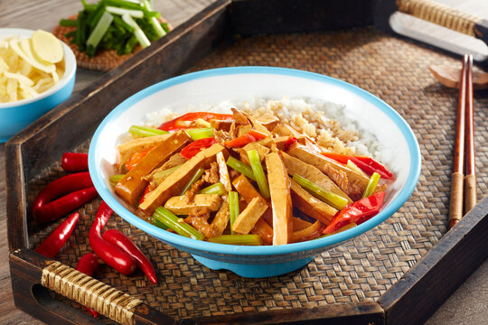 芹菜香干炒肉饭