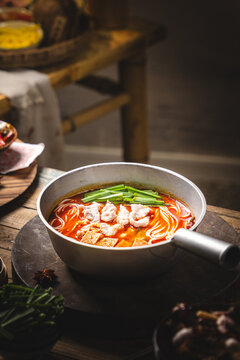中式传统复古麻辣滑肉米线