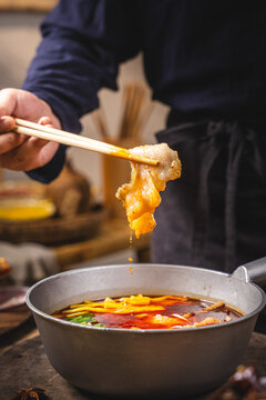 中式风格传统麻辣鱼片米线