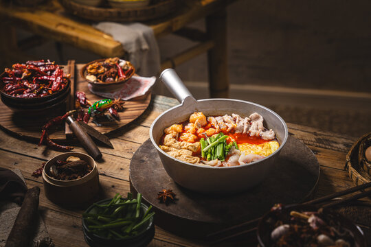 中式复古麻辣滑肉米线