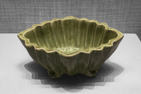 清漳州窑绿釉荷叶形瓷洗