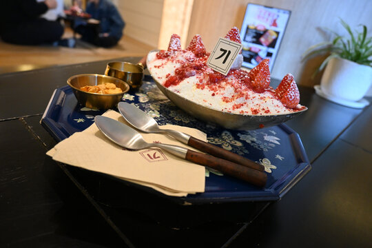延吉特色美食店草莓雪花冰