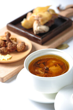 松茸菌炖土鸡
