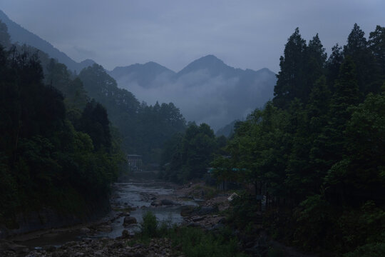 山间溪水