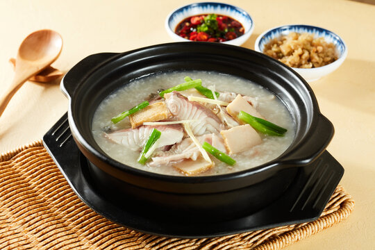 脆肉鲩砂锅粥