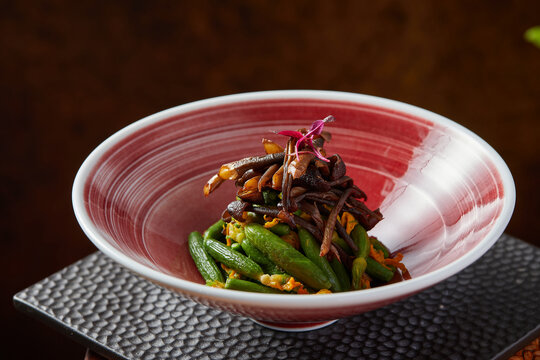 鲜椒鸡枞菌拌黄瓜苗