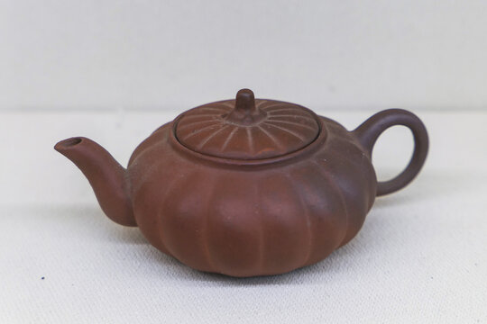 红泥模印瓜棱茶壶