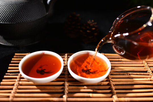 云南普洱茶熟茶冰岛汤色