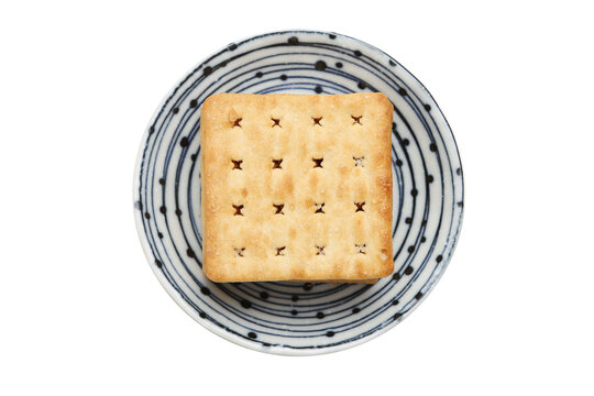 盘子里堆叠的苏打饼干