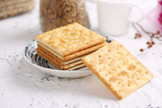 盘子里堆叠的苏打饼干
