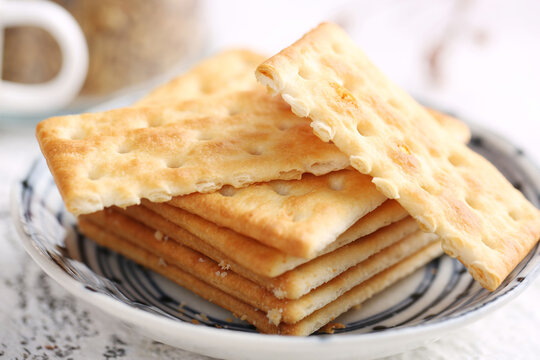 盘子里堆叠的苏打饼干