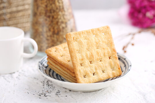 盘子里堆叠的苏打饼干
