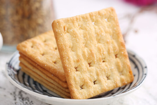 盘子里堆叠的苏打饼干