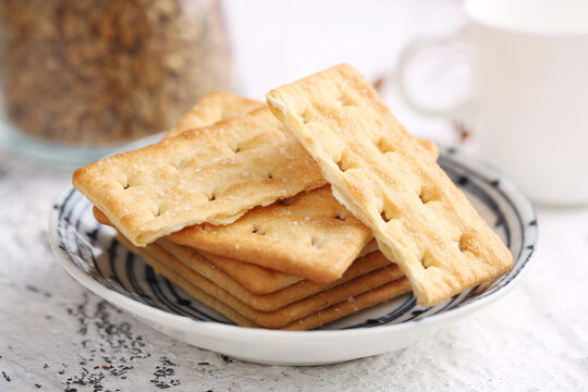 盘子里堆叠的苏打饼干