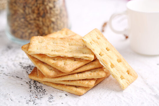 盘子里堆叠的苏打饼干