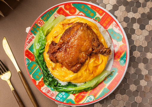 鸡腿滑蛋饭
