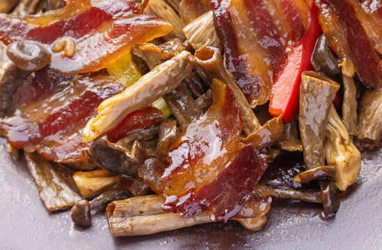 鹿茸菌炒腊肉