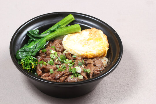 鸡蛋牛肉煲仔饭