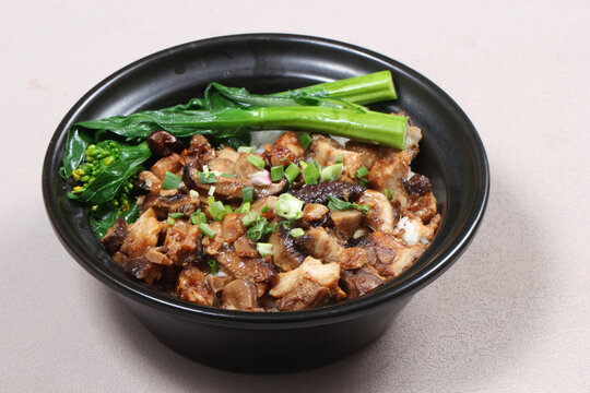 香菇滑鸡煲仔饭
