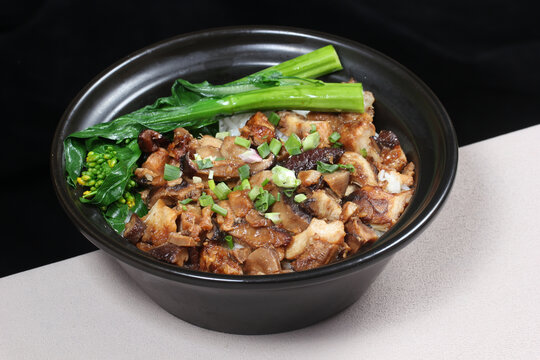 香菇滑鸡煲仔饭