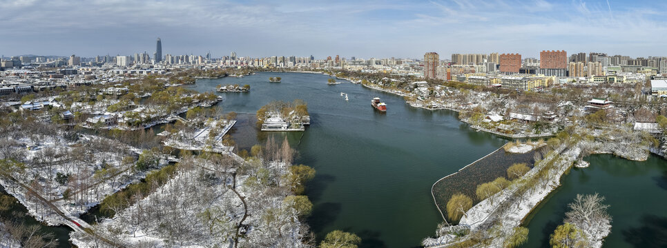 航拍济南雪后大明湖美景
