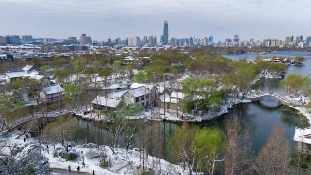 航拍济南雪后大明湖美景