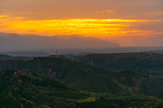 秦岭傍晚的夕阳晚霞晕染的山林