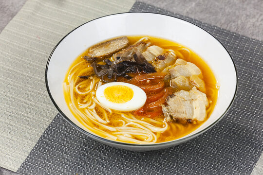 鸡蛋叉烧面