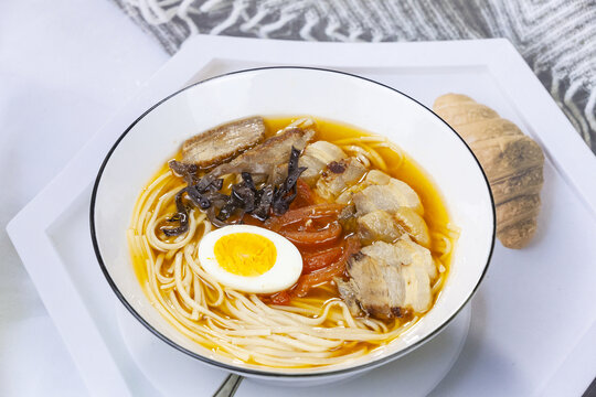 鸡蛋叉烧公仔面
