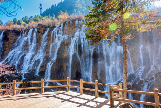中国四川阿坝九寨沟日则沟诺日朗瀑布风光
