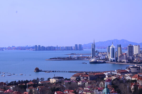山海之间的青岛城市风光