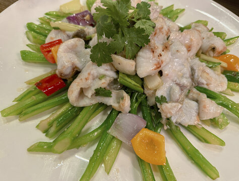 顺德美食芥兰炒桂花鱼片