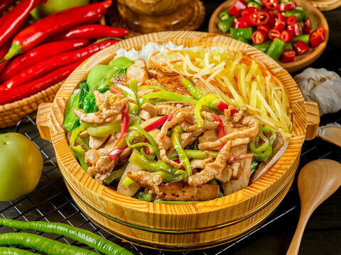 青椒肉丝木桶饭