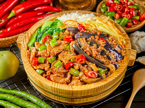 鱼香茄子肉木桶饭