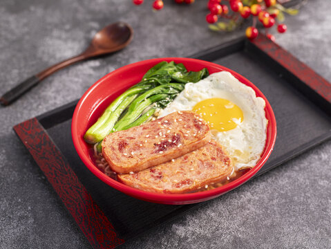 午餐肉鸡蛋面