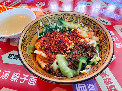 西安美食油泼面