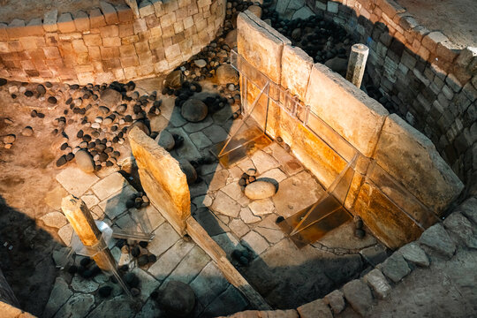 古代遗址砖石结构及鹅卵石遗存展示图