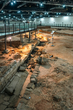 室内古代遗址曲流石渠全景展示图