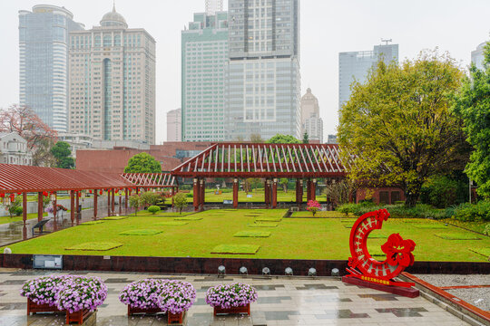 城市中古典园林与现代建筑融合景观图