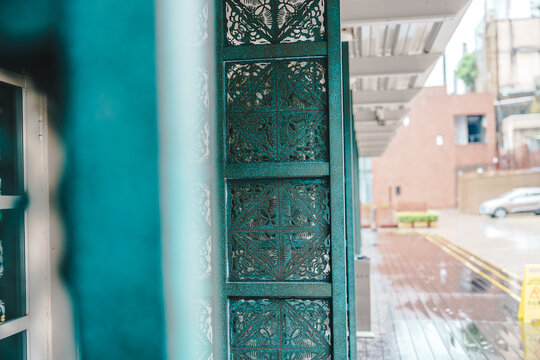 蓝绿色镂空雕花建筑墙面装饰图片