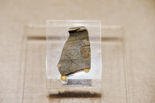 古代带纹路陶片文物高清展示图片