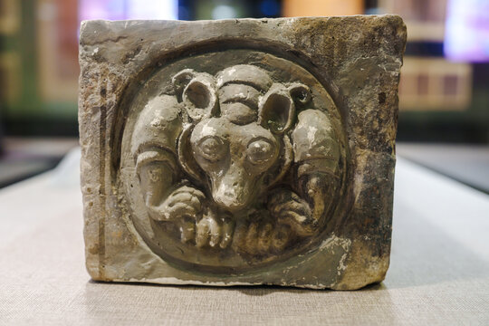 古代兽形浮雕陶砖文物高清图片